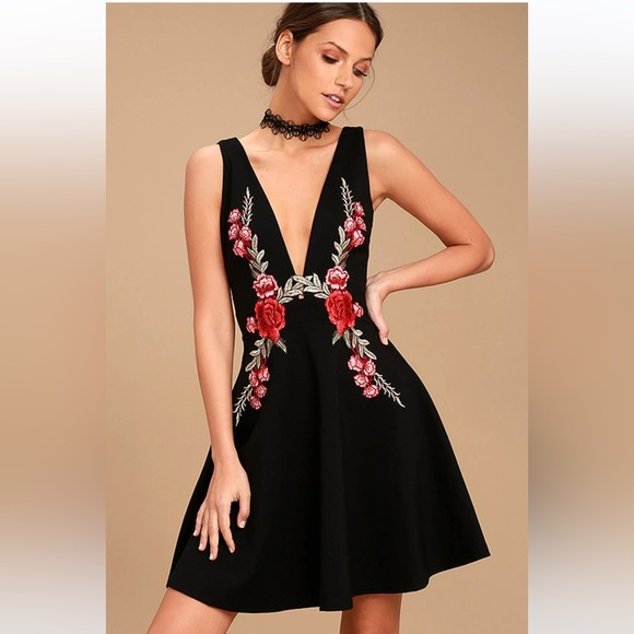 NEW w TAGS 🏷️ 🌹LULUS🌹 Black V-Neck Mini Dress, Rose Floral Embroidery (Large) - Picture 3 of 12